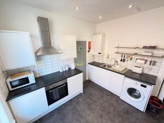 Deco apartment 5 min walk from Blackpool tower sleeps 12 - 8