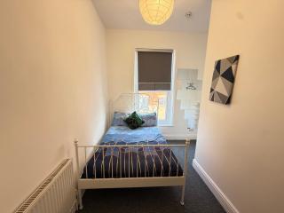 Deco apartment 5 min walk from Blackpool tower sleeps 12 - 1