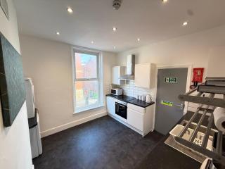 Deco apartment 5 min walk from Blackpool tower sleeps 12 - 2