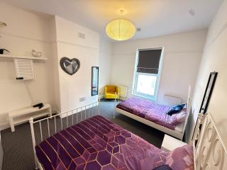 Deco apartment 5 min walk from Blackpool tower sleeps 12 - 3