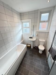 Deco apartment 5 min walk from Blackpool tower sleeps 12 - 2