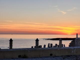 Maison atypique face à la mer, les pieds dans l'eau - 4
