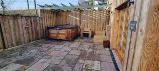 Stylish Lodge in the Peak District sleeps up to 9 - 3