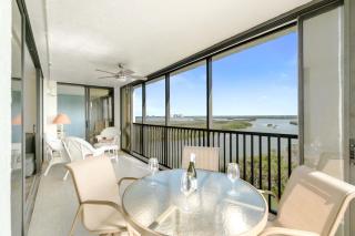 Newly Renovated 2-Bedroom Beach Condo w Amenities, Sleeps 6 - 7
