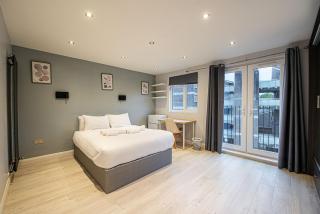 Stylish 4 Bedroom Home with Hot Tub in London - 0