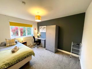 Large 5 bed detached house near Stansted Airport with Parking for 2 vehicles! Stansted Stays - 4