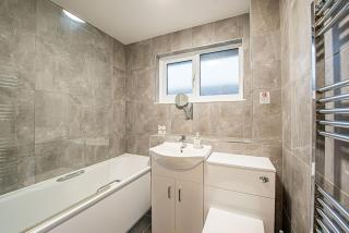 Stylish 4 Bedroom Home with Hot Tub in London - 4