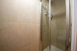 Stylish 4 Bedroom Home with Hot Tub in London - 1