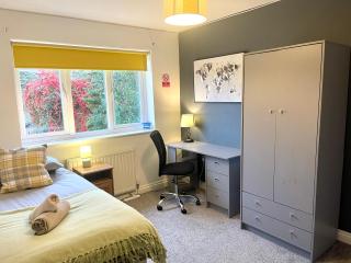 Large 5 bed detached house near Stansted Airport with Parking for 2 vehicles! Stansted Stays - 5