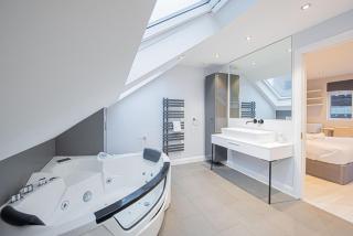 Stylish 4 Bedroom Home with Hot Tub in London - 7