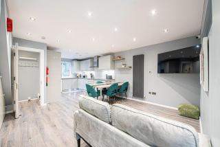 Stylish 4 Bedroom Home with Hot Tub in London - 6