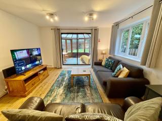Large 5 bed detached house near Stansted Airport with Parking for 2 vehicles! Stansted Stays - 9