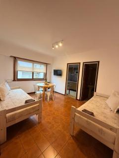 Departamento reciclado y cómodo a metros del mar - 0