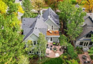 Beautiful Family Home Across from the Park - Glendale - 0