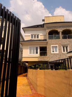 The Yellow Throw House - 7