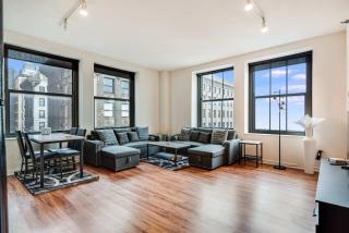 Downtown Chicago Stay with Free In & Out Parking 3 - 0