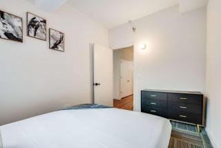 Downtown Chicago Stay with Free In & Out Parking 3 - 2