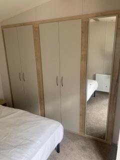 Lovely 6 Berth Caravan With Free Wi-Fi At Harts Holiday Park, Kent Ref 74068W - 1