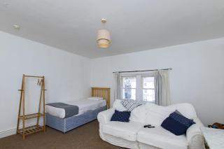 Montague House Apartments - 3