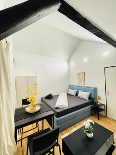 Private Rooms in Comfortable 5-Bedroom Apartment Near Train Station - 4