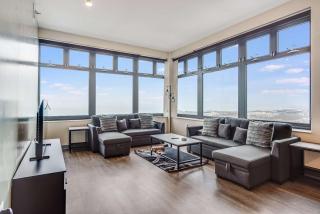 Downtown Chicago Stay with Free In & Out Parking 6 - 9