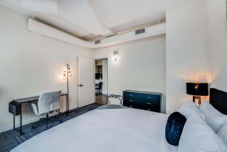 Downtown Chicago Stay with Free In & Out Parking 6 - 2