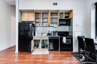 Downtown Chicago Stay with Free In & Out Parking 4 - 7