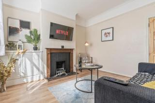 Stylish & Central - Bed House - Parking & Garden - 0