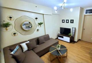 Gorgeous 2 Bedrooms Condo Unit Livingr & Kitchen - 3