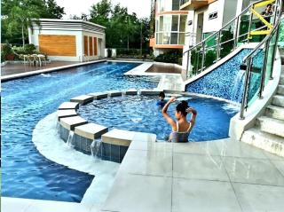 Gorgeous 2 Bedrooms Condo Unit Livingr & Kitchen - 2