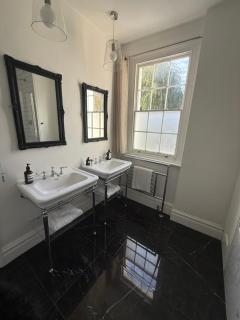 Lovely 4 Bedroom Spacious House in Camden Town - 7