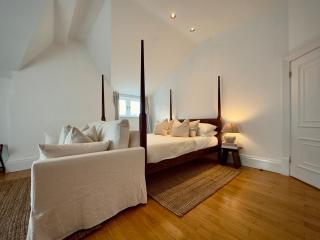 Grand 2BR Penthouse with Projector near Hyde Park - 9