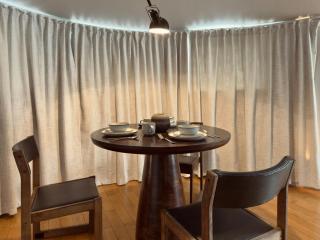 Grand 2BR Penthouse with Projector near Hyde Park - 4