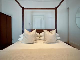 Grand 2BR Penthouse with Projector near Hyde Park - 2