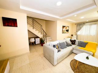 The Yellow Throw House - 2