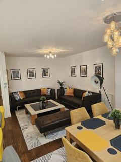 R5 - Newly Renovated Elegant Private Room with kitchenette near QE Hospital - 1