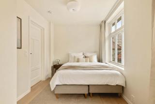 Modern 1BR in heart of old town - 9