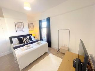 Three Bedroom House by Brookland Stays Serviced Accommodation & Short Lets in Preston with Free WiFi - 7