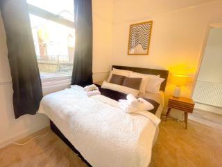 Three Bedroom House by Brookland Stays Serviced Accommodation & Short Lets in Preston with Free WiFi - 5