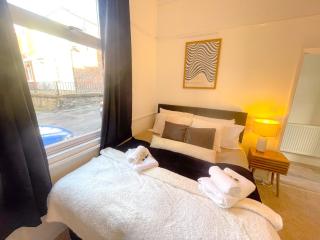 Three Bedroom House by Brookland Stays Serviced Accommodation & Short Lets in Preston with Free WiFi - 3