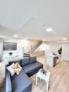 Modern 2BR Townhouse, 3 Beds, Parking in Pickering - 0