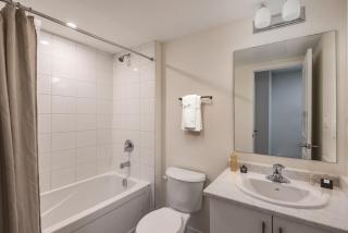 Modern 2BR Townhouse, 3 Beds, Parking in Pickering - 7