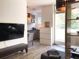 Designer Central Apartment with Parking & Terrace - 9