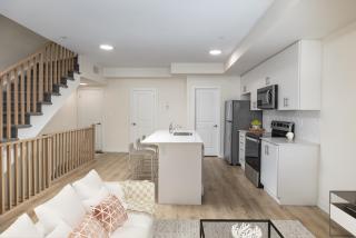 Modern 2BR Townhouse, 3 Beds, Parking in Pickering - 1