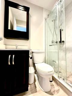 Cozy Queen room with Shared Bath near Seneca Finch 404 - Toronto - 2