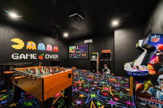 Huge 9br w game rm pool theme rooms by Disney - 6