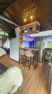 Linda Cabana com Vista Incrível nas Montanhas com Trilha, Cachoeira e Alexa - 1