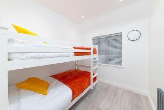 3 Bed Luxury Home With Free Parking & Garden By Aryas Homes - 3