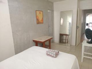 Quarto com cozinha e banheiro privado 130m da praia 5 - 9