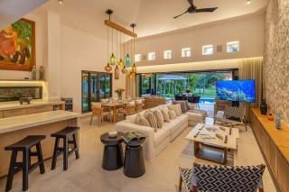 Family Retreat Villa Heated Beach Club Access - 0